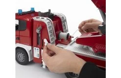 Bruder 3590 Scania R-Serie Brandweer Met Spuit En Sirene 15 Bruder 3590 Scania R-Serie Brandweer Met Spuit En Sirene -Chique Speelgoed Winkel zand 33