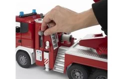 Bruder 3590 Scania R-Serie Brandweer Met Spuit En Sirene 12 Bruder 3590 Scania R-Serie Brandweer Met Spuit En Sirene -Chique Speelgoed Winkel zand 4